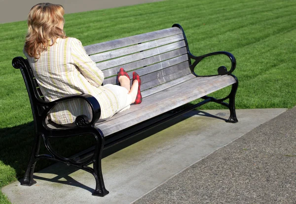 Relaxing on a bench outdoors. — Stock Photo, Image