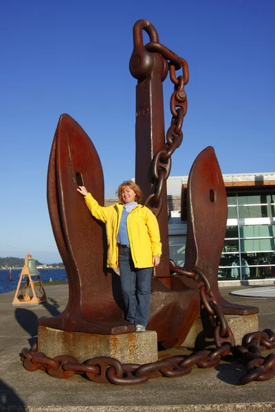 A woman & a large anchor. — Stock Photo, Image