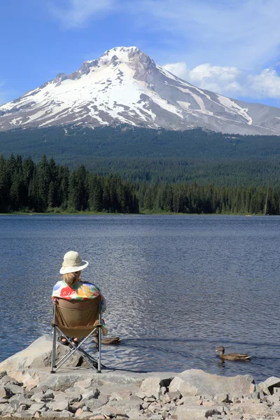 Sentado cerca de un lago, observando la naturaleza Oregon . —  Fotos de Stock