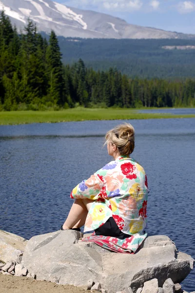 湖の端に座っています。. — ストック写真