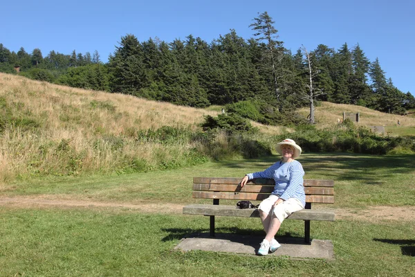 Bir bankta oturan ve rahatlatıcı, ecola state park veya. — Stok fotoğraf
