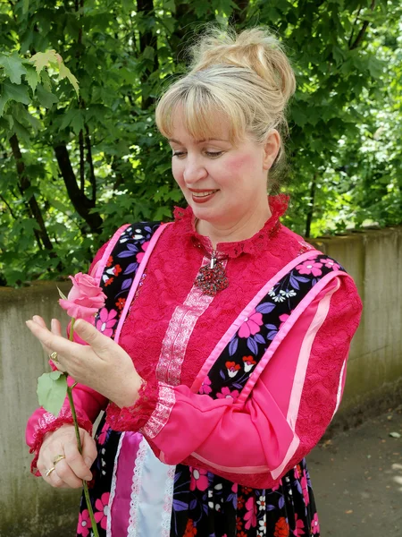 Vrouw in een traditionele Russische kostuum — Stockfoto