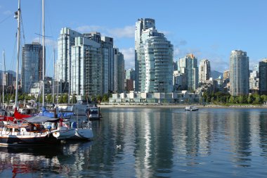 Vancouver m.ö., skyline & false creek nehir ve yelkenli.