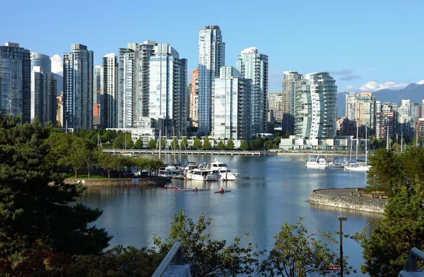 Vancouver bc södra waterfront skyline & segelbåtar. — Stockfoto