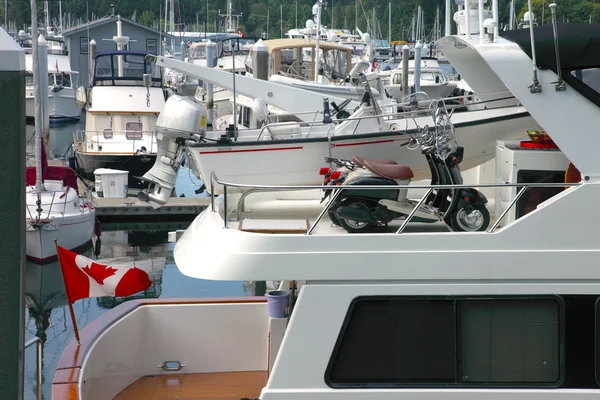 Два скутера на яхте, Ванкувер БК. Канада . — стоковое фото