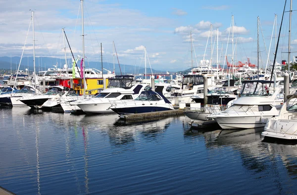 Yates y veleros en un puerto deportivo Vancouver BC. Canadá . — Foto de Stock