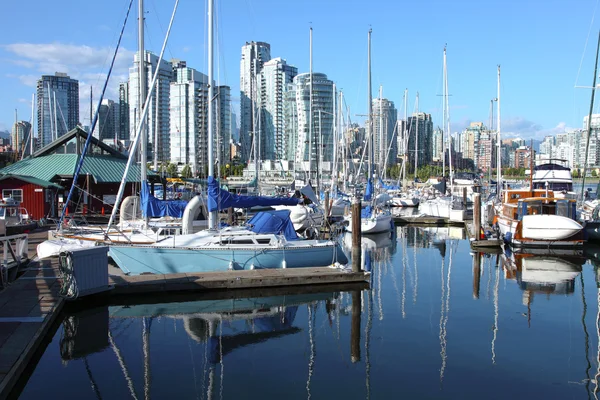 Vancouver bc downtown skyline på false creek Kanada. — Stockfoto