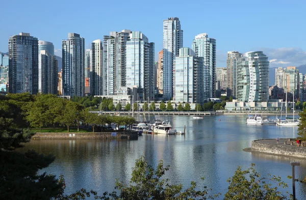 Vancouver bc södra waterfront skyline & segelbåtar. — Stockfoto