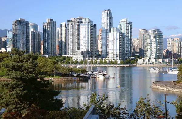 Vancouver bc South Waterfront Skyline & Segelboote. — Stockfoto