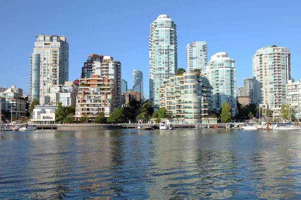 Vancouver bc downtown skyline op false creek canada. — Stockfoto