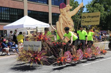 Portland - Haziran 12: Gül Festivali yıllık geçit aracılığıyla şehir merkezine 12 Haziran 2