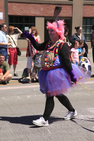 ポートランド - 6 月 12 日： 6 月 12 日 2 のダウンタウンを介して祭り毎年恒例のパレードをバラ — ストック写真