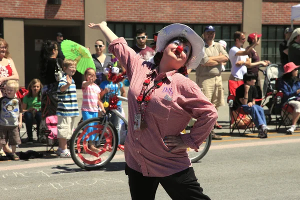 ポートランド - 6 月 12 日： 6 月 12 日 2 のダウンタウンを介して祭り毎年恒例のパレードをバラ — ストック写真
