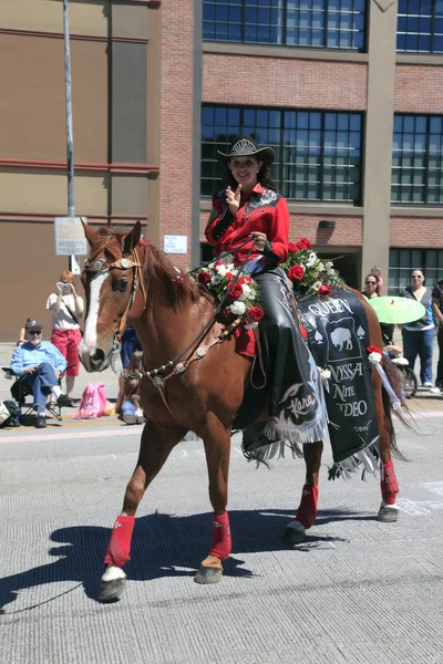 PORTLAND - JUNHO 12: Desfile anual do Rose Festival até o centro de 12 de junho, 2 — Fotografia de Stock