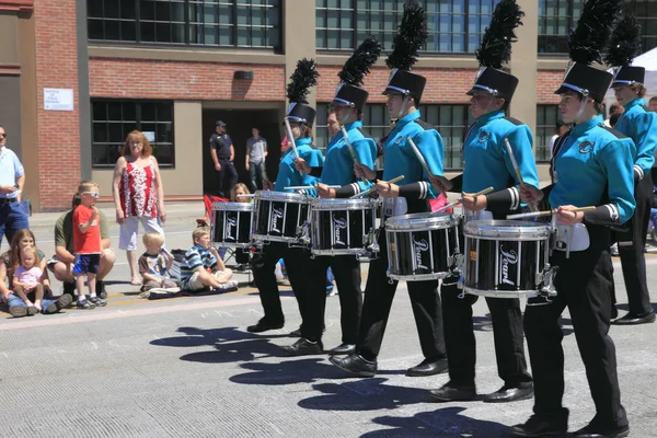 ポートランド - 6 月 12 日： 6 月 12 日 2 のダウンタウンを介して祭り毎年恒例のパレードをバラ — Stock fotografie