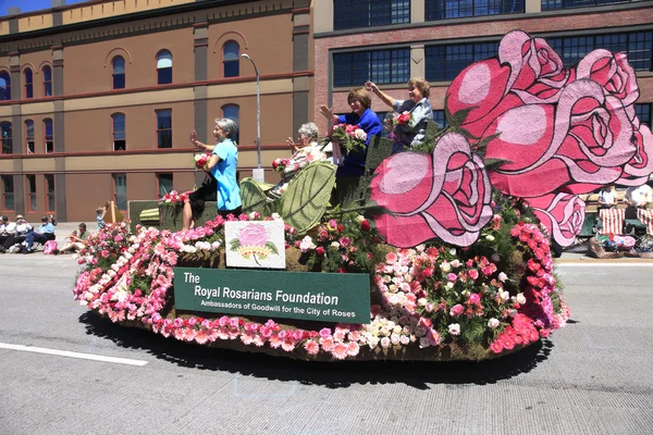 PORTLAND - JUNHO 12: Desfile anual do Rose Festival até o centro de 12 de junho, 2 — Fotografia de Stock