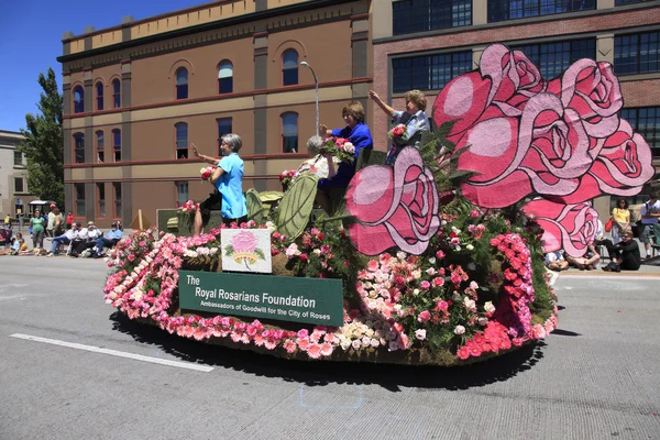 波特兰-6 月 12 日： 玫瑰节一年一度的大游行穿过市中心 6 月 12 日，2 — 图库照片