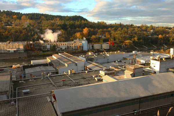 オレゴン都市の古い製紙工場、または. — ストック写真