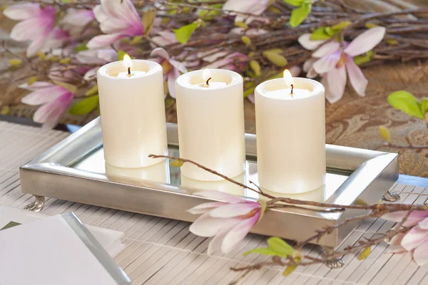 Elegantes velas y flores — Foto de Stock