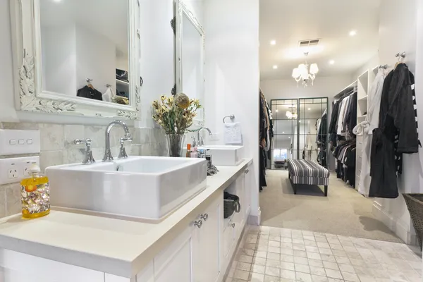 Zeitgenössisches Badezimmer mit begehbarem Bademantel — Stockfoto