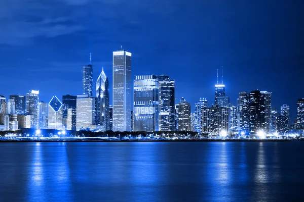 Nuvens no distrito financeiro (visão noturna Chicago ) — Fotografia de Stock