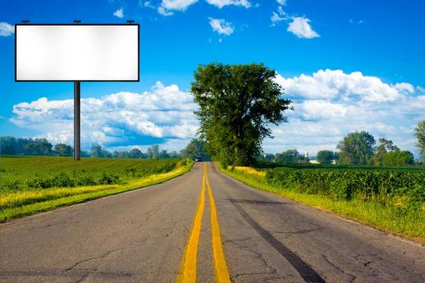 Ilustrace: Velké vysoké Billboard na silnici — Stock fotografie
