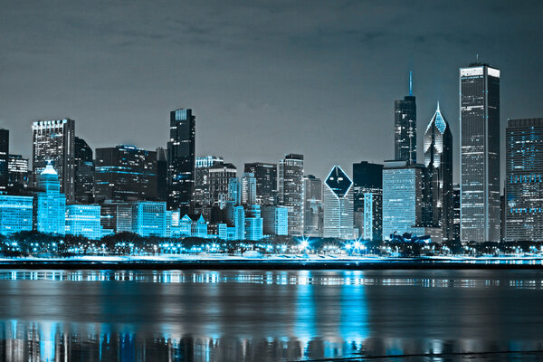 Темные облака над финансовым районом ночью
