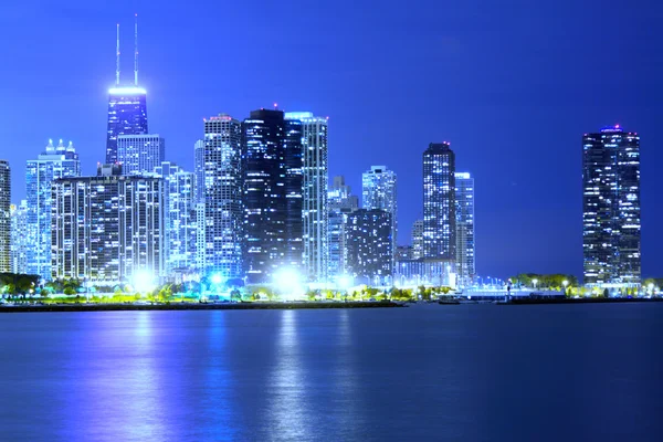Finans bölgesine (gece görünümü Chicago bulutlara) — Stok fotoğraf