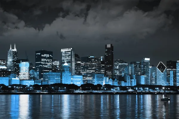 Nuvens escuras no distrito financeiro à noite — Fotografia de Stock