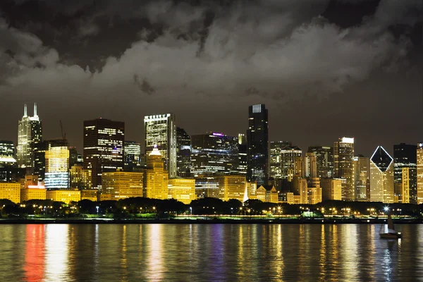 Gece görüş şehir chicago ve michigan Gölü — Stok fotoğraf