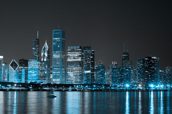 Темные облака над финансовым районом ночью
