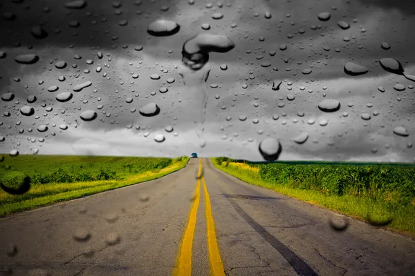 公路上的雨 — 图库照片