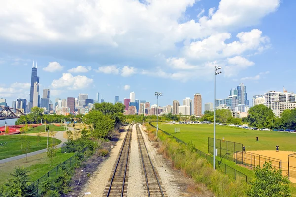 Eisenbahnstraße mit Chicago im Hintergrund — Stockfoto