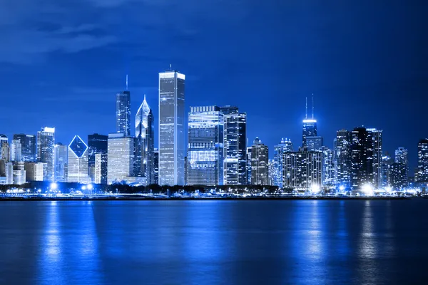 Хмари у фінансовому районі (нічний погляд Чикаго) Ліцензійні Стокові Фото