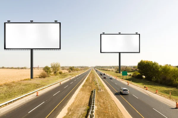 Billboard na drodze — Zdjęcie stockowe