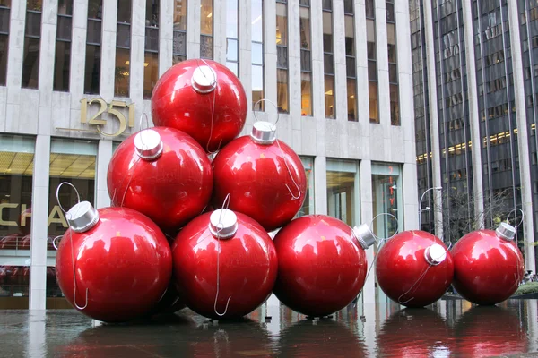 Гигантские рождественские безделушки в Нью-Йорке — стоковое фото