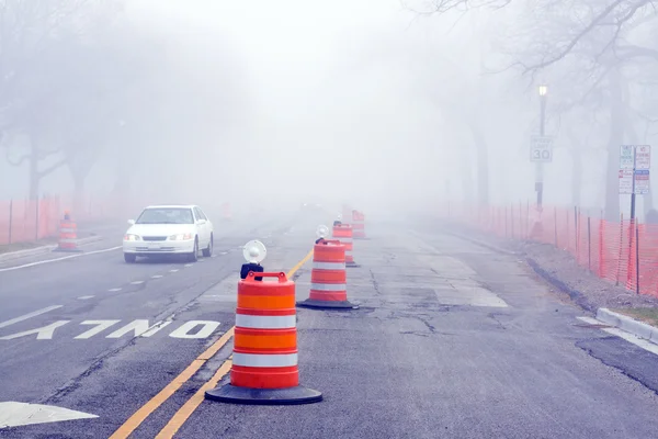 Pericolo su strada - Nebbia e costruzione — Foto Stock