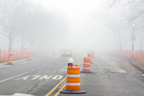 Gevaar op weg - mist en bouw — Stockfoto
