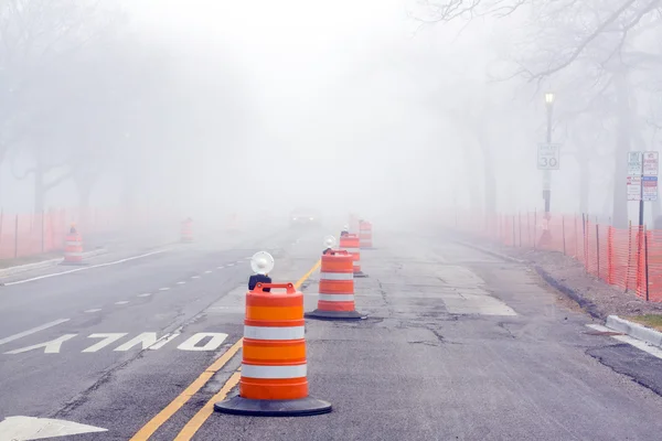 Gevaar op weg - mist en bouw — Stockfoto