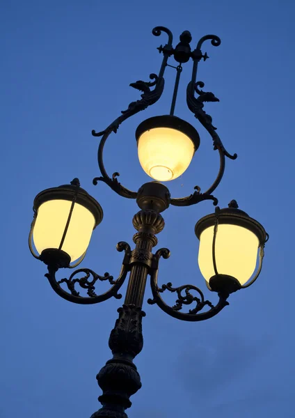 Gammal lampa i skymningen — Stockfoto