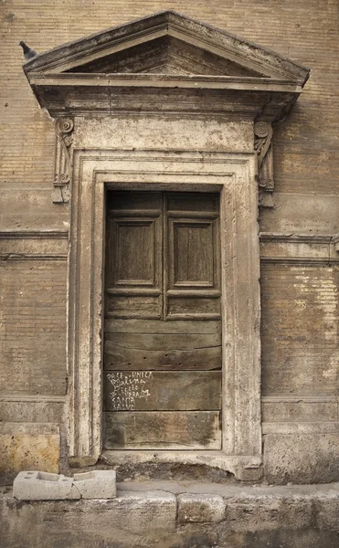 Väderbitna romerska dörr — Stockfoto