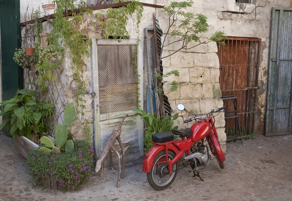 Starý červený mopedu — Stock fotografie