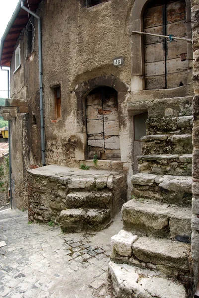 Старая дверь - Ассерджи - Абруццо - Италия — стоковое фото