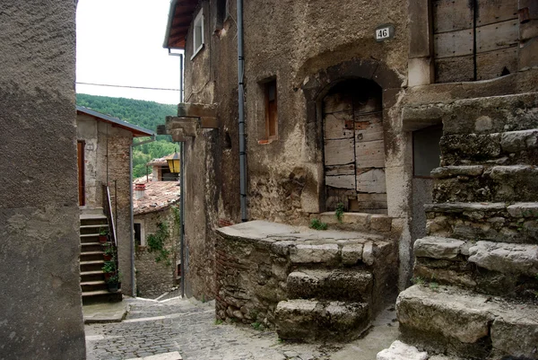 Старий двері з кам'яними сходинками - Assergi - Абруццо - Італія — стокове фото