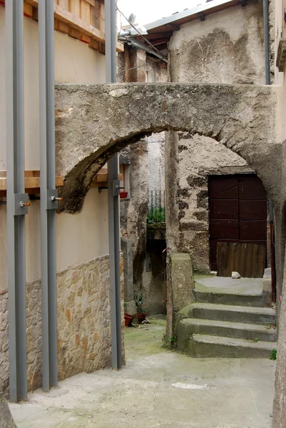 Antico arco in pietra - Assergi - Abruzzo - Italia — Foto Stock