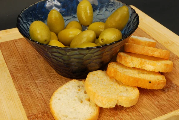 Lite gröna oliver som förrätt — Stockfoto