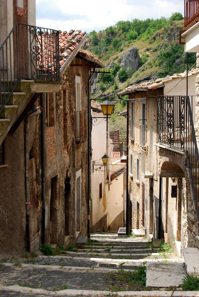 Assergi - abruzzo - İtalya adımlara yol — Stok fotoğraf