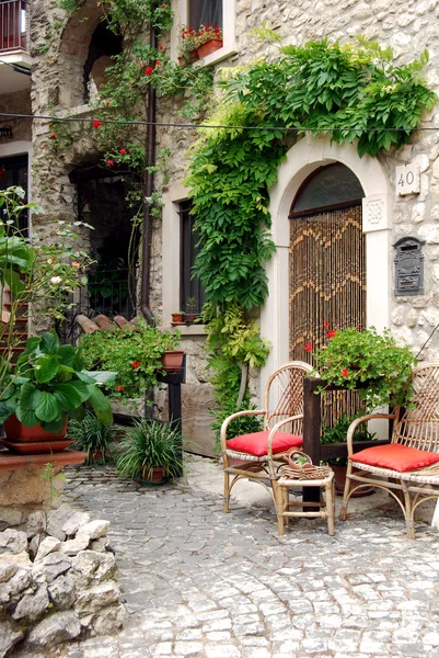 Pequeña plaza entre las casas de Assergi - Abruzos - Italia — Foto de Stock