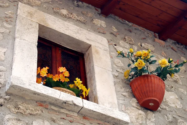 Okno z kwiatów - assergi - Abruzja - Włochy — Zdjęcie stockowe