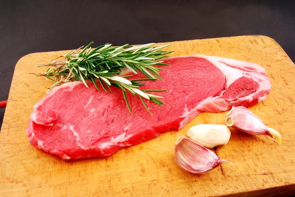 Steak met knoflook en rozemarijn — Stockfoto